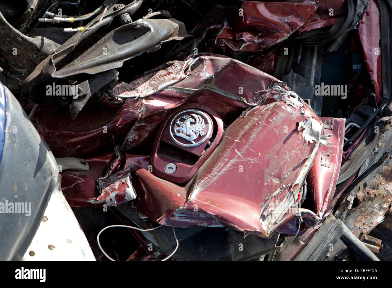Un logo voiture Vauxhall est visible entre une pile de broyées. Banque D'Images