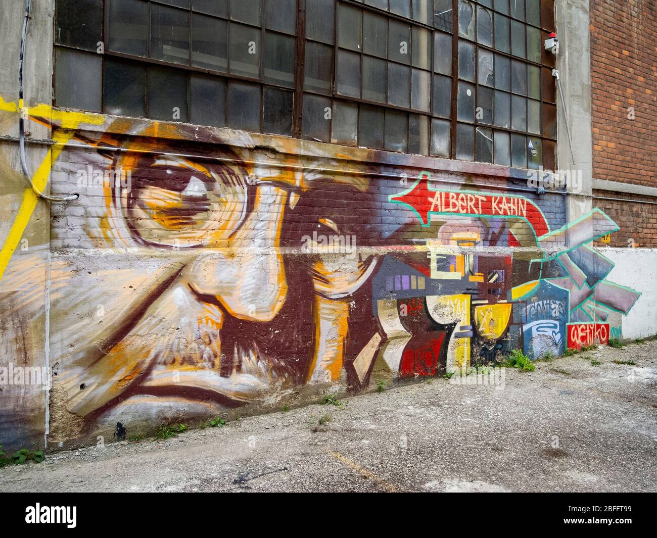 Une murale colorée sur le mur du Russell Industrial Center de Detroit, MI, rend hommage à Albert Kahn, l'architecte qui a conçu le centre en 1915. Le centre abrite maintenant des studios et des lofts et sert de centre professionnel pour les arts commerciaux et créatifs Banque D'Images