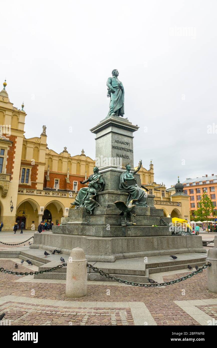 Adam Mickiewicz Monument Main Market Square Cracovie Pologne Cloth Market Banque D'Images