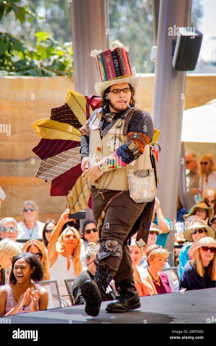 Lors d'un spectacle de fashions faits d'objets trouvés à Laguna Beach, CA, une tenue éclectique évoque H.G. Wells' science-fiction roman 'The Time machine.' La tenue a remporté l'utilisation la plus innovante des matériaux. Banque D'Images