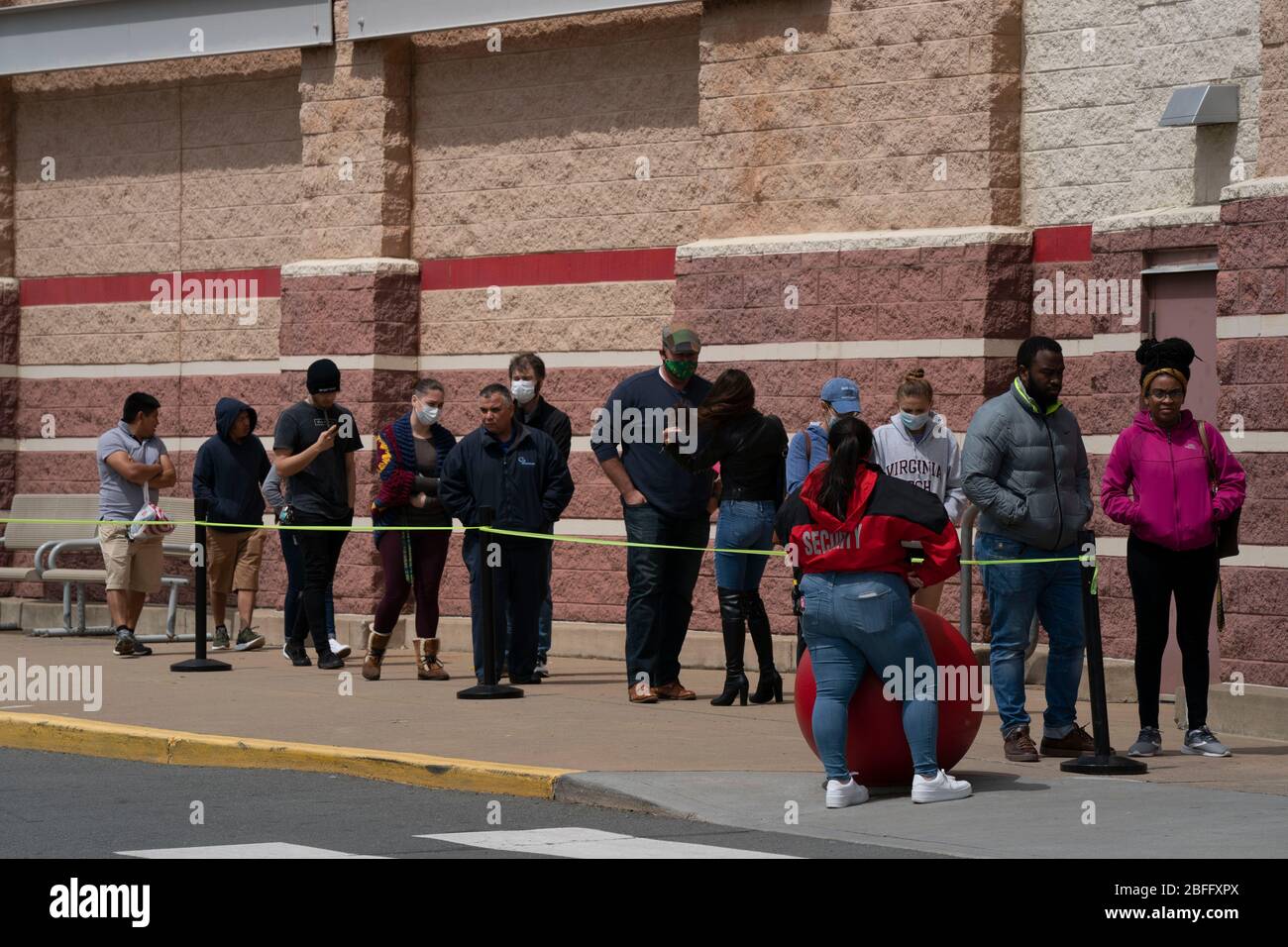 Falls Church, Virginie, États-Unis. 18 avril 2020. Les clients attendent en ligne d'entrer dans un magasin Target le samedi 18 avril 2020 à Falls Church, en Virginie, pendant la pandémie de coronavirus. Crédit: Sait Serkan Gurbuz/ZUMA Wire/Alay Live News Banque D'Images