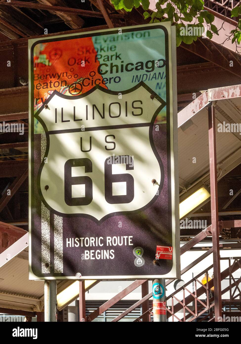 Un panneau au centre-ville de Chicago marque le début de la route historique 66, également connue sous le nom de Will Rogers Highway, Main Street of America ou Mother Road. L'autoroute, qui est devenue l'une des routes les plus célèbres aux États-Unis, a d'abord couru de Chicago, Illinois, par le Missouri, le Kansas, l'Oklahoma, le Texas, le Nouveau Mexique, et l'Arizona avant de se terminer à Santa Monica dans le comté de Los Angeles, Californie, couvrant un total de 2 448 miles Banque D'Images