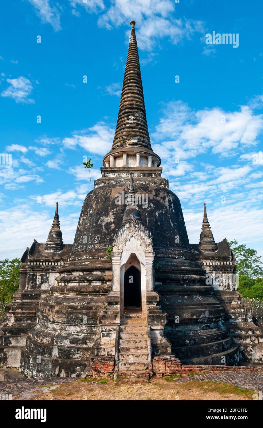 Photo verticale du temple bouddhiste Wat Phra si Sanphet, Ayutthaya, au nord de Bangkok, Thaïlande. Banque D'Images