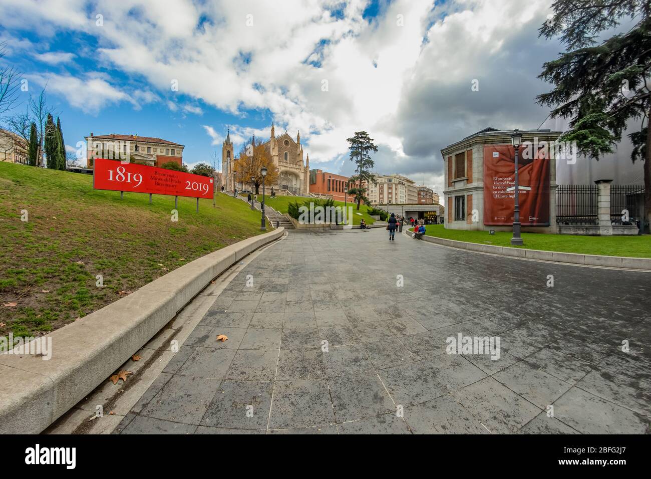 MADRID, ESPAGNE - 13 DÉCEMBRE 2018 : les gens devant l'entrée principale menant au Musée du Prado, un important monument culturel de Madrid. Banque D'Images