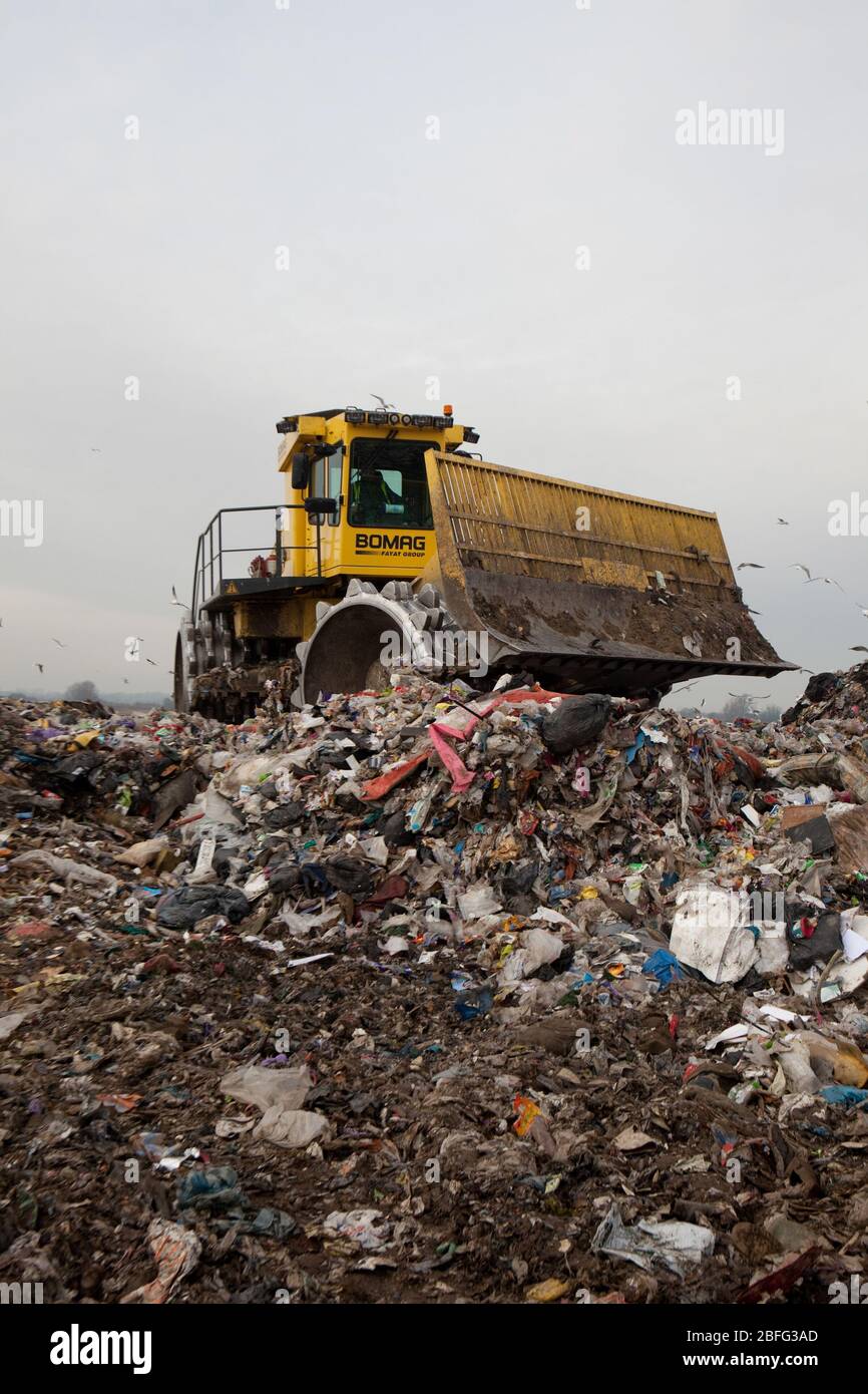 Un bulldozer piles déchets dans un site d'enfouissement près de Cambridge. Banque D'Images