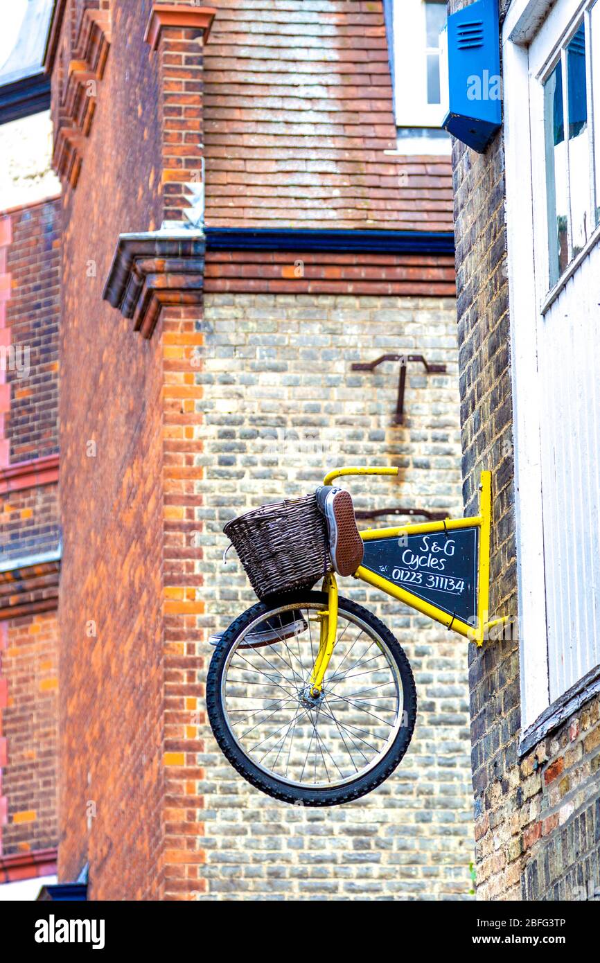Publicité pour S&G cycles, vélo sortant d'un mur d'un bâtiment, Cambridge, Royaume-Uni Banque D'Images