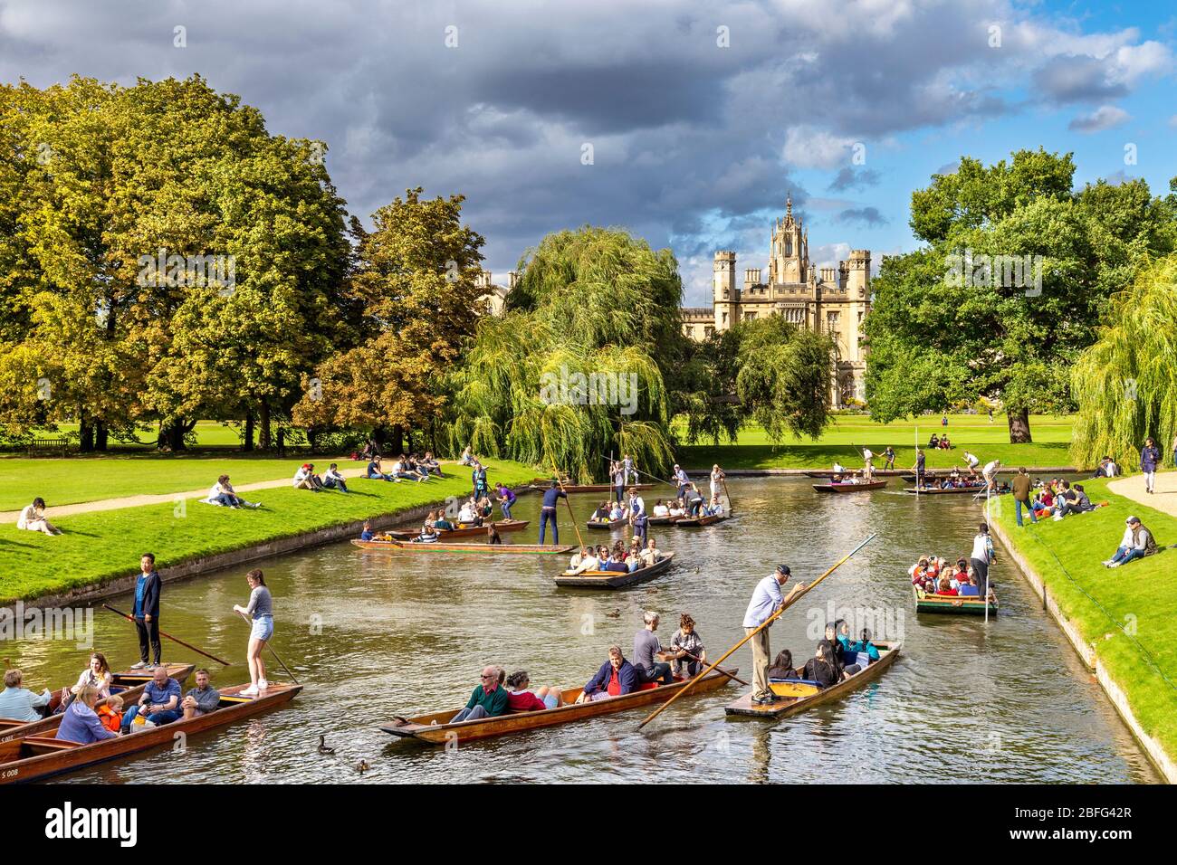Les gens en barque sur la rivière Cam, Cambridge, Royaume-Uni Banque D'Images