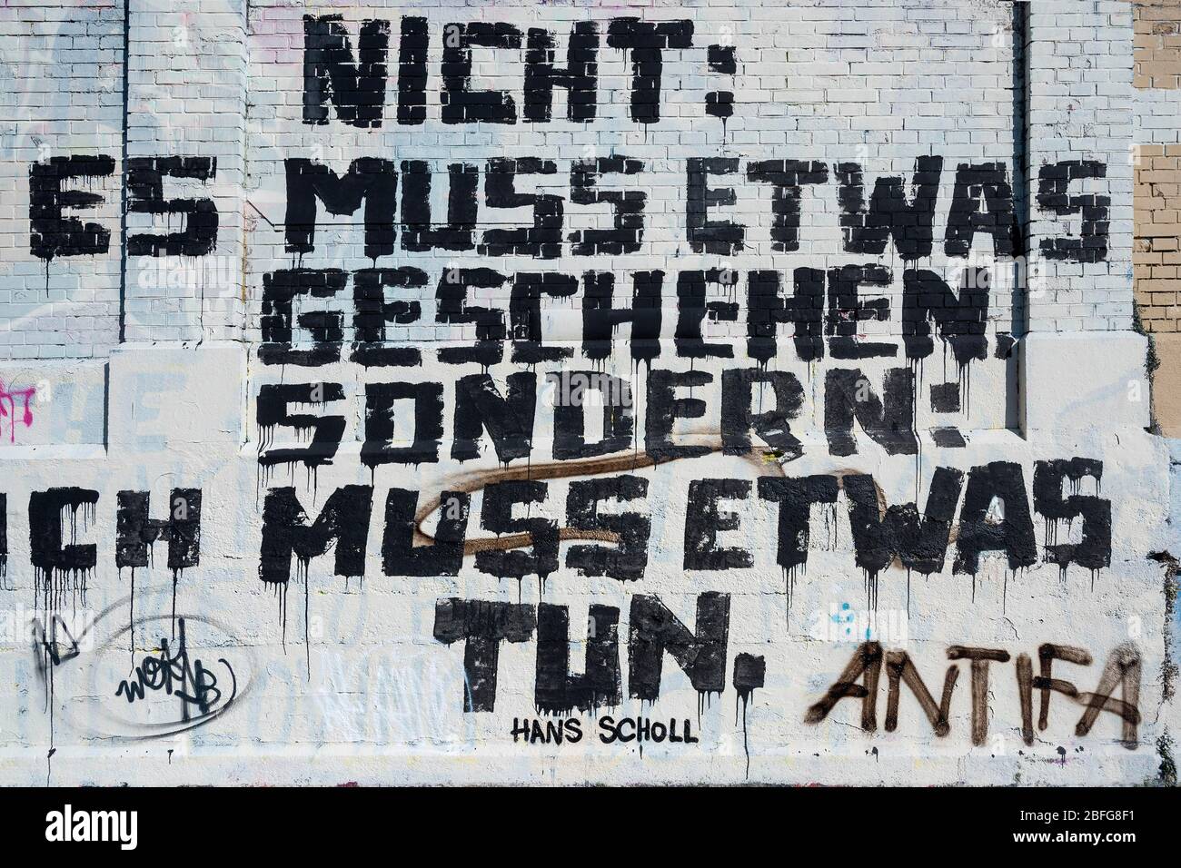 Graffiti avec slogan sur le mur, commémoration de la "Rose blanche" et Hans Scholl, abattoir, Munich, Haute-Bavière, Bavière, Allemagne Banque D'Images