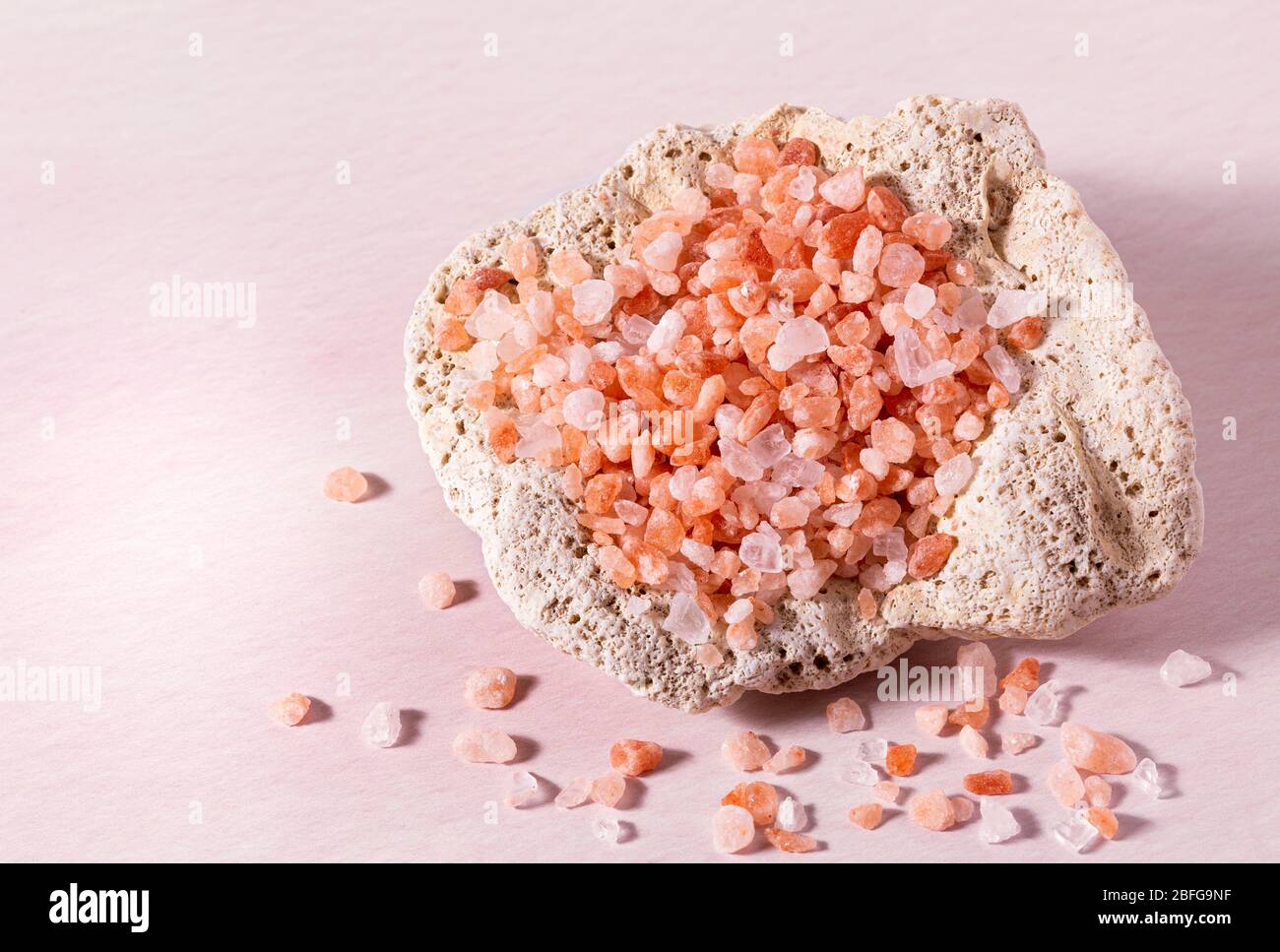 Vue sur le dessus du sel himalayan rose dans une coquille de mer Banque D'Images