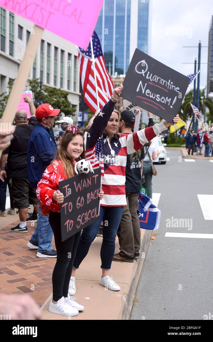 Les Américains ont manifesté et manifesté le verrouillage du Coronavirus lors d'un rassemblement de la liberté dans le centre-ville de San Diego, en Californie, le 18 avril 2020. Banque D'Images