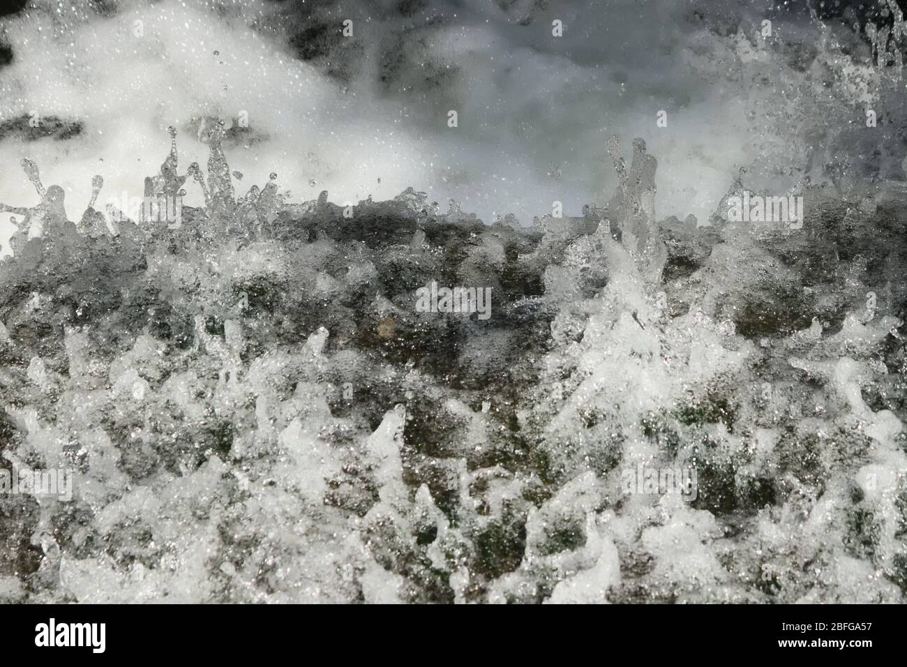 Flux d'eau frais et clair qui éclabousser dans un ruisseau naturel. Concept de conservation de l'eau et de l'environnement. Banque D'Images