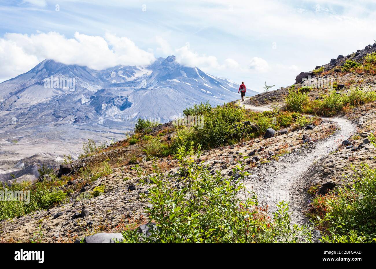 Une femme randonneur sur le sentier de la crête de Johnston, le Mont Saint Helens Monument Volcanique National Banque D'Images