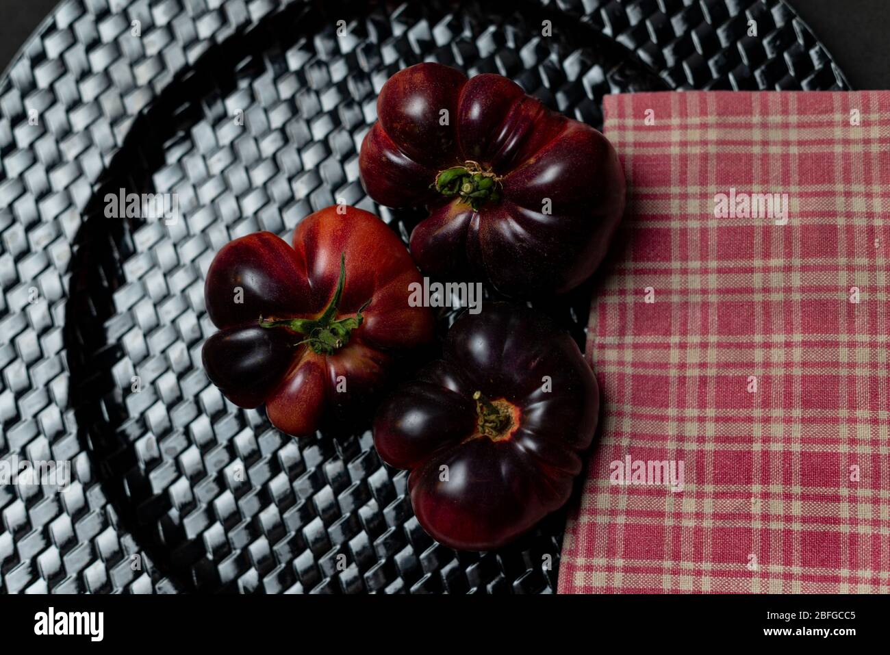 Tomates sur plaque noire et serviette, délicieux pour l'été en salade Banque D'Images