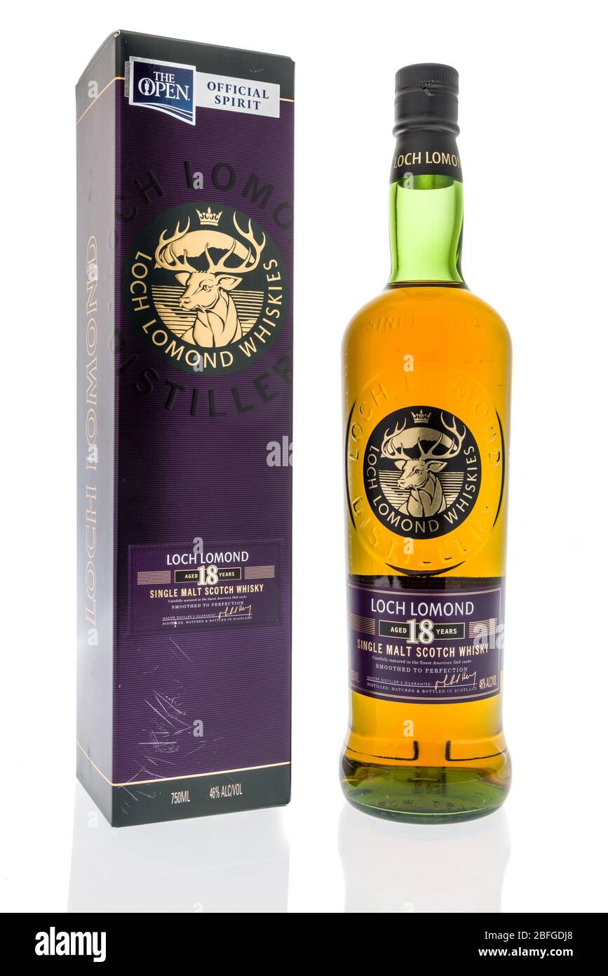 Winneconne, WI - 12 avril 2020: Une bouteille de whisky single malt Loch lomond de 18 ans sur un fond isolé. Banque D'Images