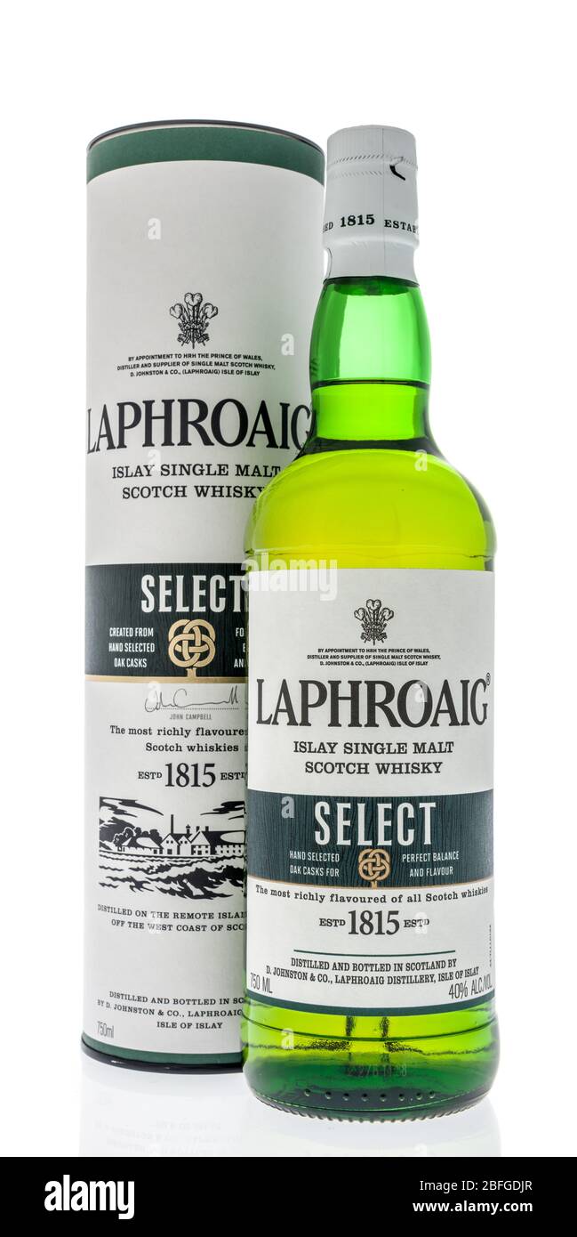 Winneconne, WI - 12 avril 2020: Une bouteille de whisky single malt de Laphroig sélection sur un fond isolé. Banque D'Images
