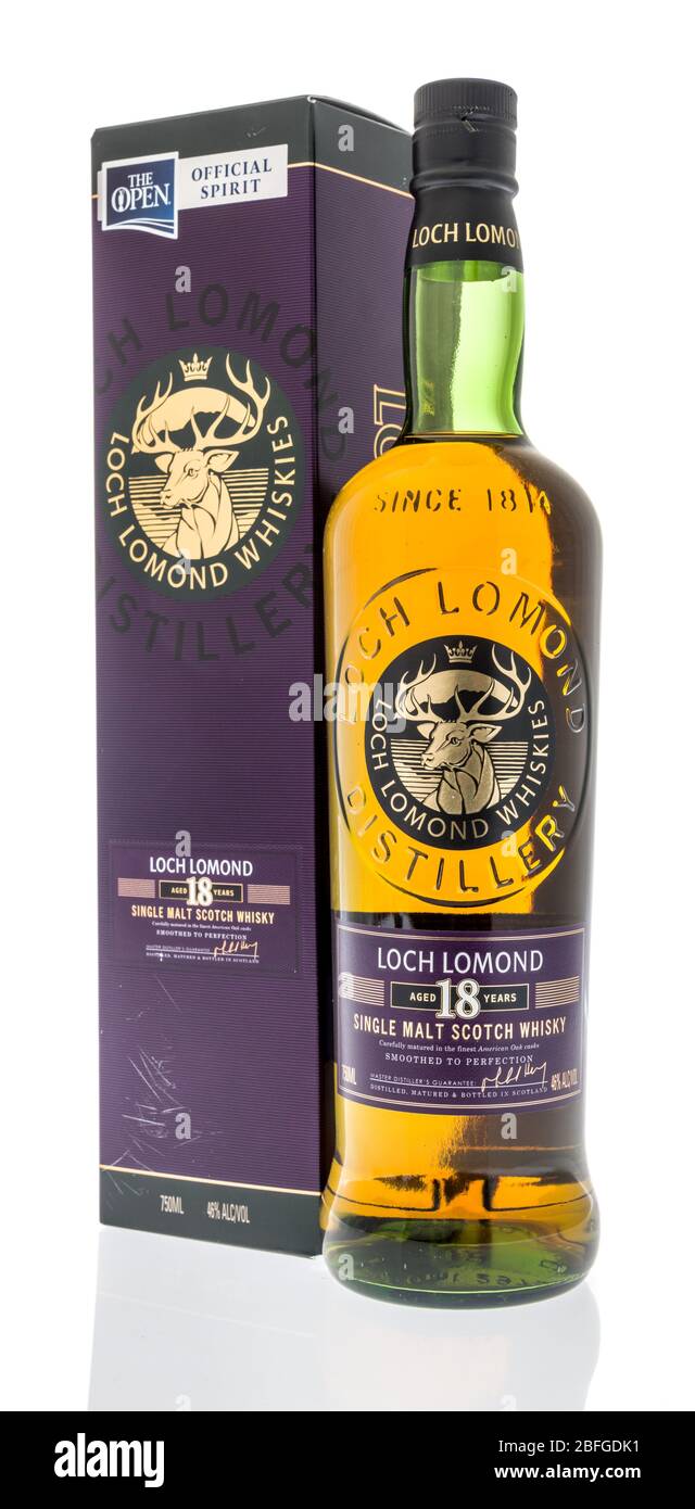 Winneconne, WI - 12 avril 2020: Une bouteille de whisky single malt Loch lomond de 18 ans sur un fond isolé. Banque D'Images