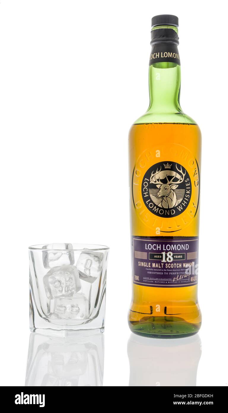 Winneconne, WI - 12 avril 2020: Une bouteille de whisky single malt Loch lomond de 18 ans avec un verre de glace sur un fond isolé. Banque D'Images