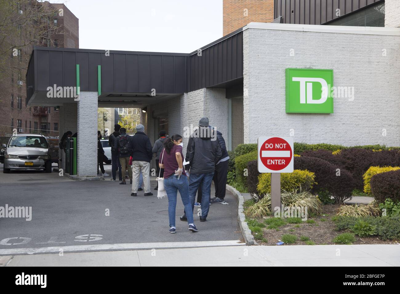 Les gens se brandissant à une succursale de la Banque TD du quartier pour utiliser le trajet à travers les fenêtres plutôt que d'entrer dans la banque pour retirer et déposer de l'argent dans le quartier de Windsor Terrace au moment de la pandémie de Covid-19 à Brooklyn, NY. Banque D'Images