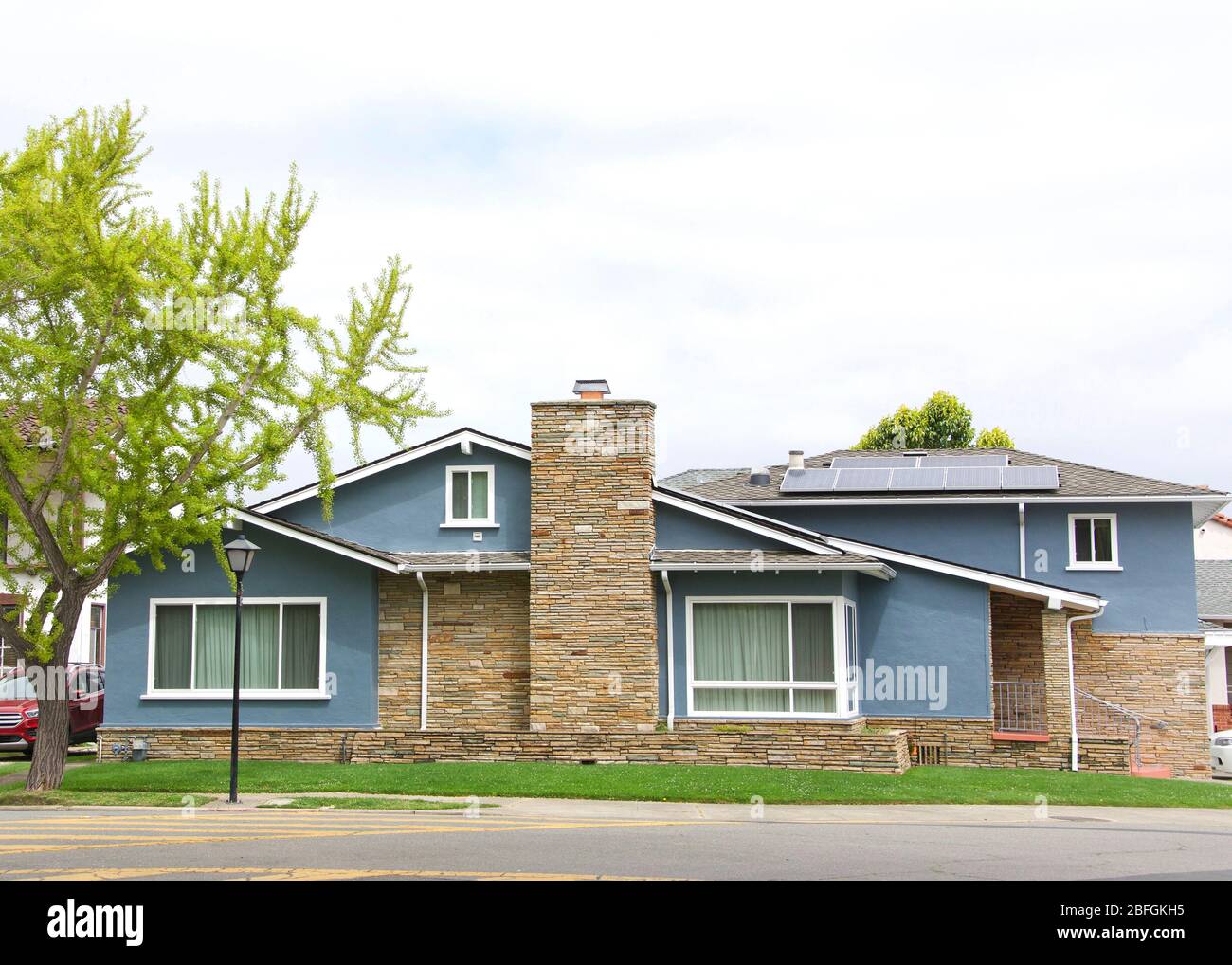 Maison typique de style California Ranch avec panneaux solaires sur le toit. Banque D'Images