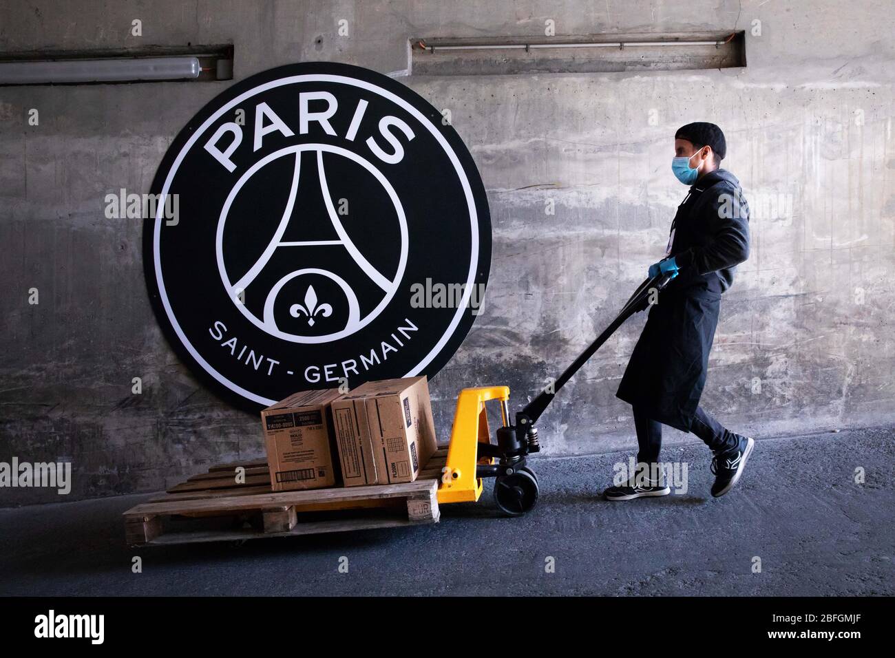 (200419) -- PARIS, le 19 avril 2020 (Xinhua) -- un volontaire livre de la nourriture aux camions du stade du Parc des Princes à Paris, France, le 15 avril 2020. Le club de football Paris Saint-Germain propose jusqu'à 1 200 repas gratuits par jour aux professionnels de la santé en première ligne au milieu de l'épidémie COVID-19. Des bénévoles travaillent dans les cuisines du Parc des Princes depuis le 9 avril et organisent quotidiennement des livraisons de nourriture du stade aux travailleurs médicaux des hôpitaux de l'Université du Grand Paris par l'intermédiaire de camions alimentaires. (PSG/document d'informations via Xinhua) Banque D'Images