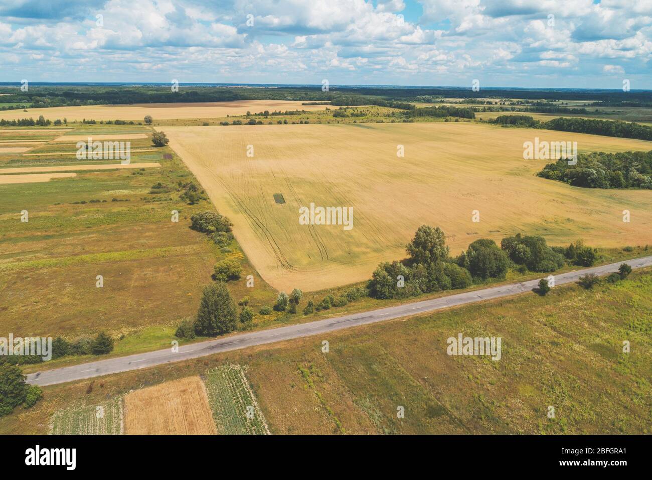 Paysage rural d'été. Vue aérienne. Vue sur le village et les champs arables avec un beau ciel Banque D'Images