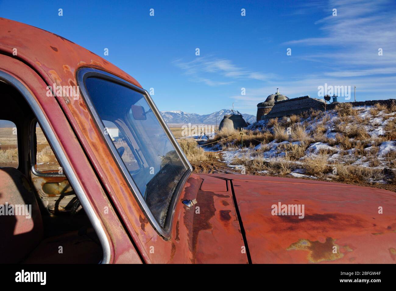 Taos USA - 8 janvier 2015 - Communauté de biotecture des navires de séisme dans le désert près de Taos New Mexico Banque D'Images