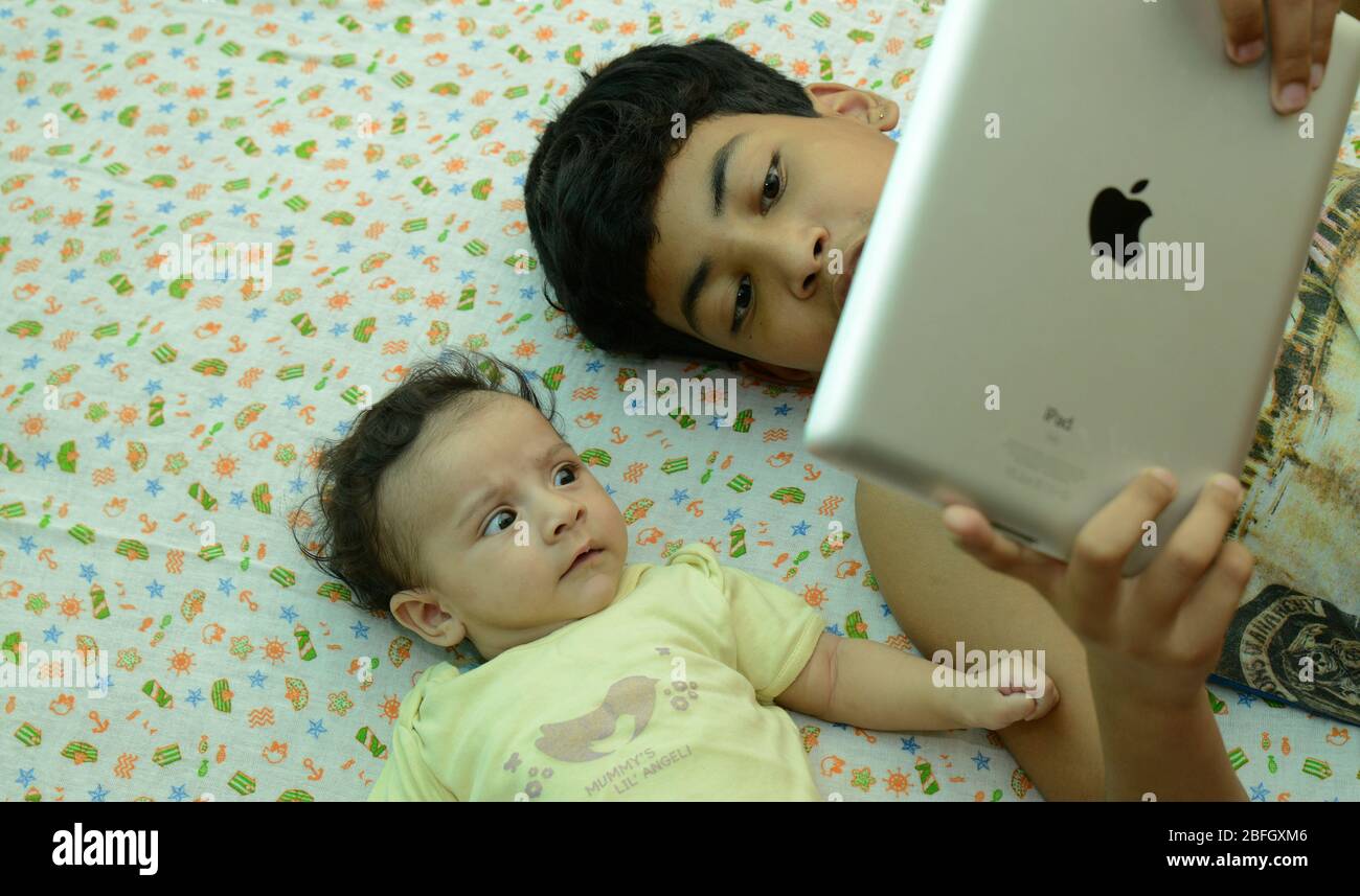 Enfants using digital tablet Banque D'Images