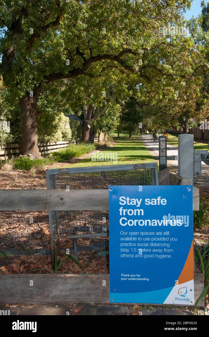 Avis des autorités locales concernant COVID-19 au parc Landcox, un parc public à East Brighton, Melbourne, Australie Banque D'Images
