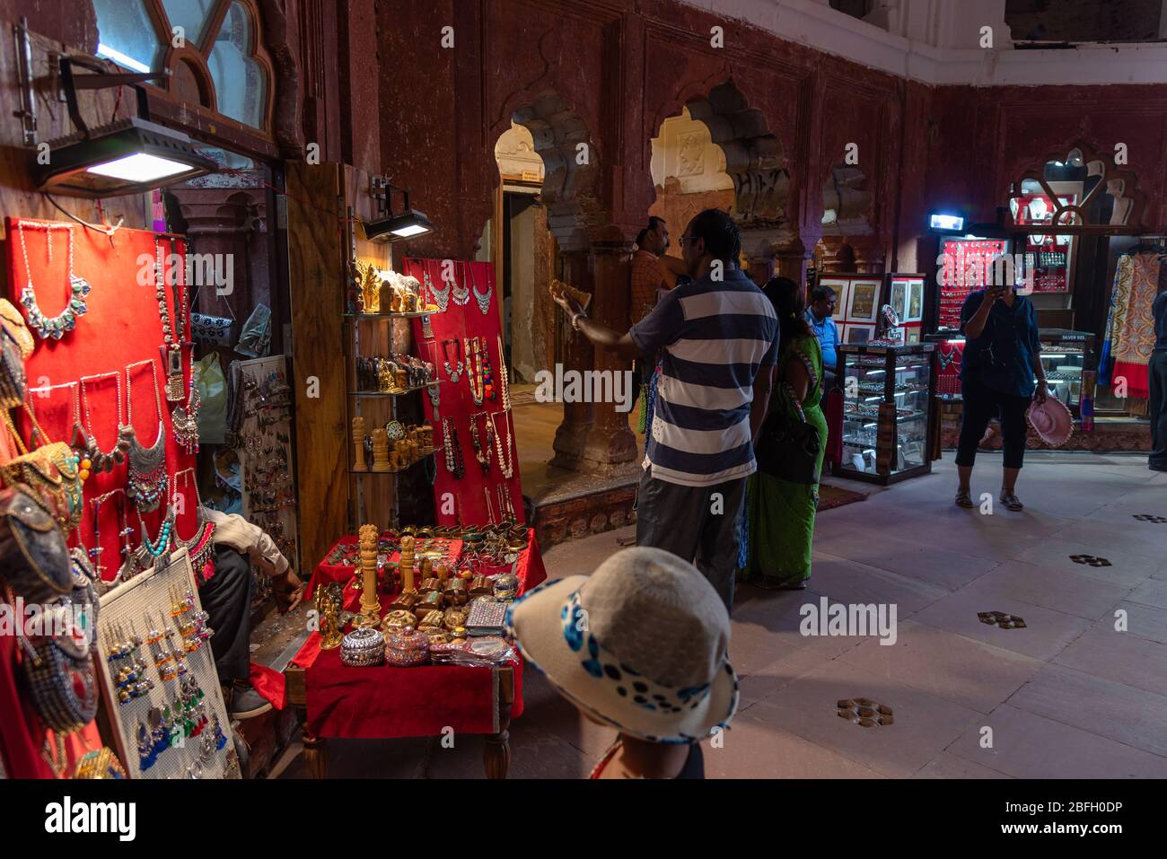 Delhi/Inde - 16 octobre 2019. Touristes et vendeurs à Chhatta Chowk ou Meena Bazar où la soie, les bijoux et autres articles pour le ménage impérial Banque D'Images