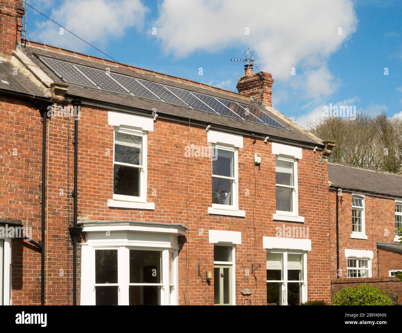 Panneaux solaires encastrés dans le toit en ardoise d'une ancienne maison, Angleterre, Royaume-Uni Banque D'Images