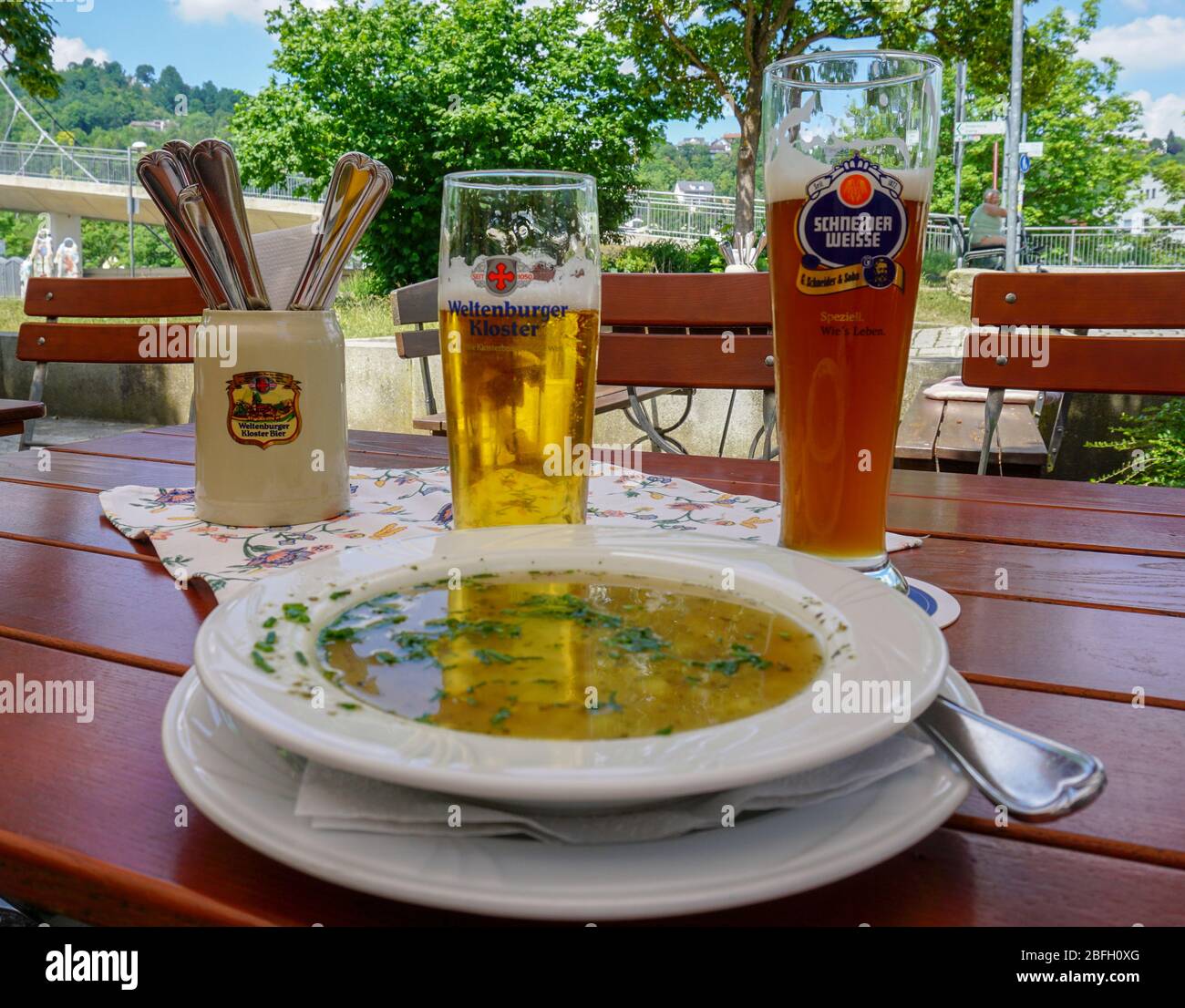 Soupe et bière dans le jardin de bière bavarois Banque D'Images