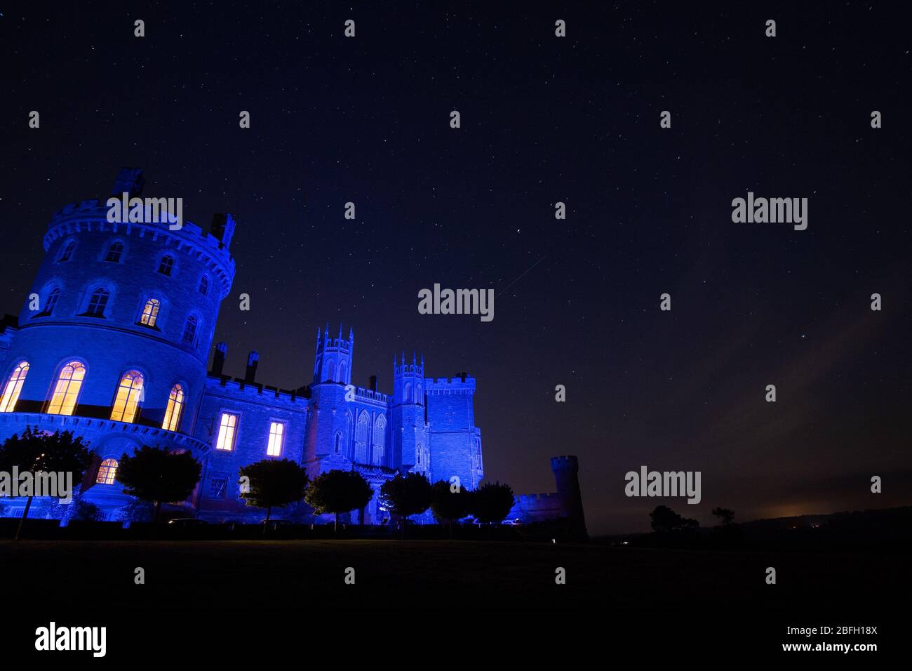 Le château de Belvoir, dans le Leicestershire, est baigné de lumière bleue pour reconnaître le travail accompli par les travailleurs du NHS, les soignants et les travailleurs clés pour lutter contre la pandémie de coronavirus. Banque D'Images