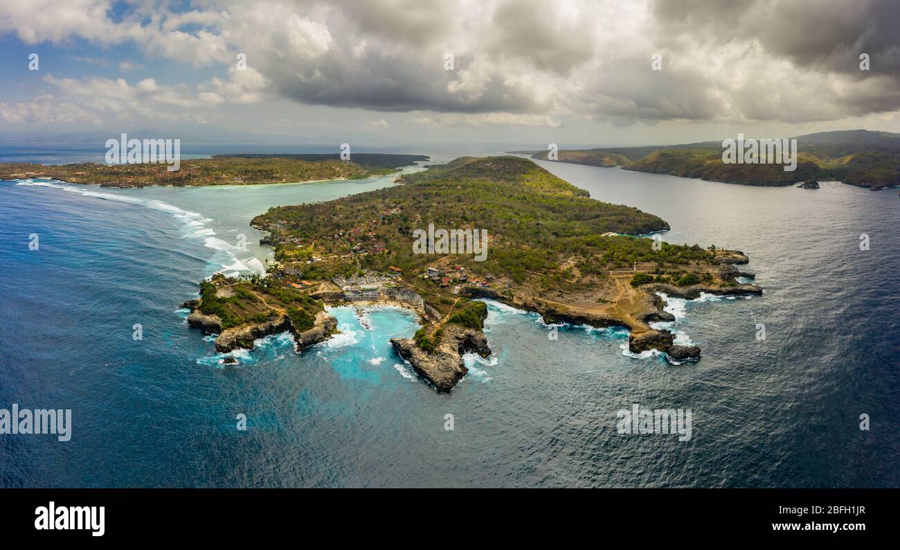 Vue panoramique sur les îles tropicales avec de grandes vagues (Nusa Ceningan et Nusa Lembongan, Indonésie) Banque D'Images