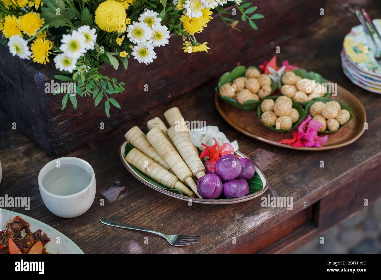 Des collations traditionnelles indonésiennes sont servies pour les fêtes dans le jardin. Banque D'Images