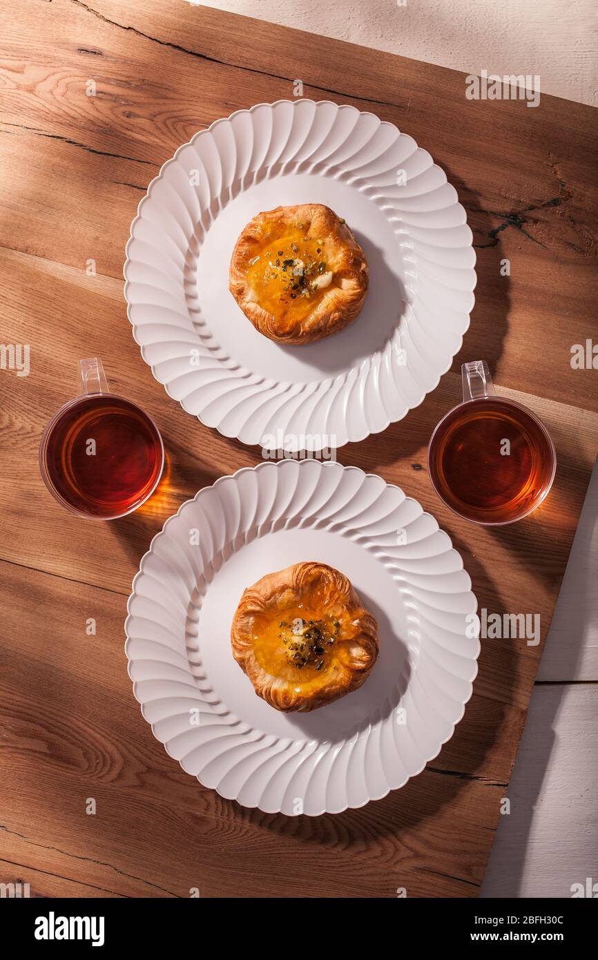 Deux gâteaux et deux thés Banque D'Images