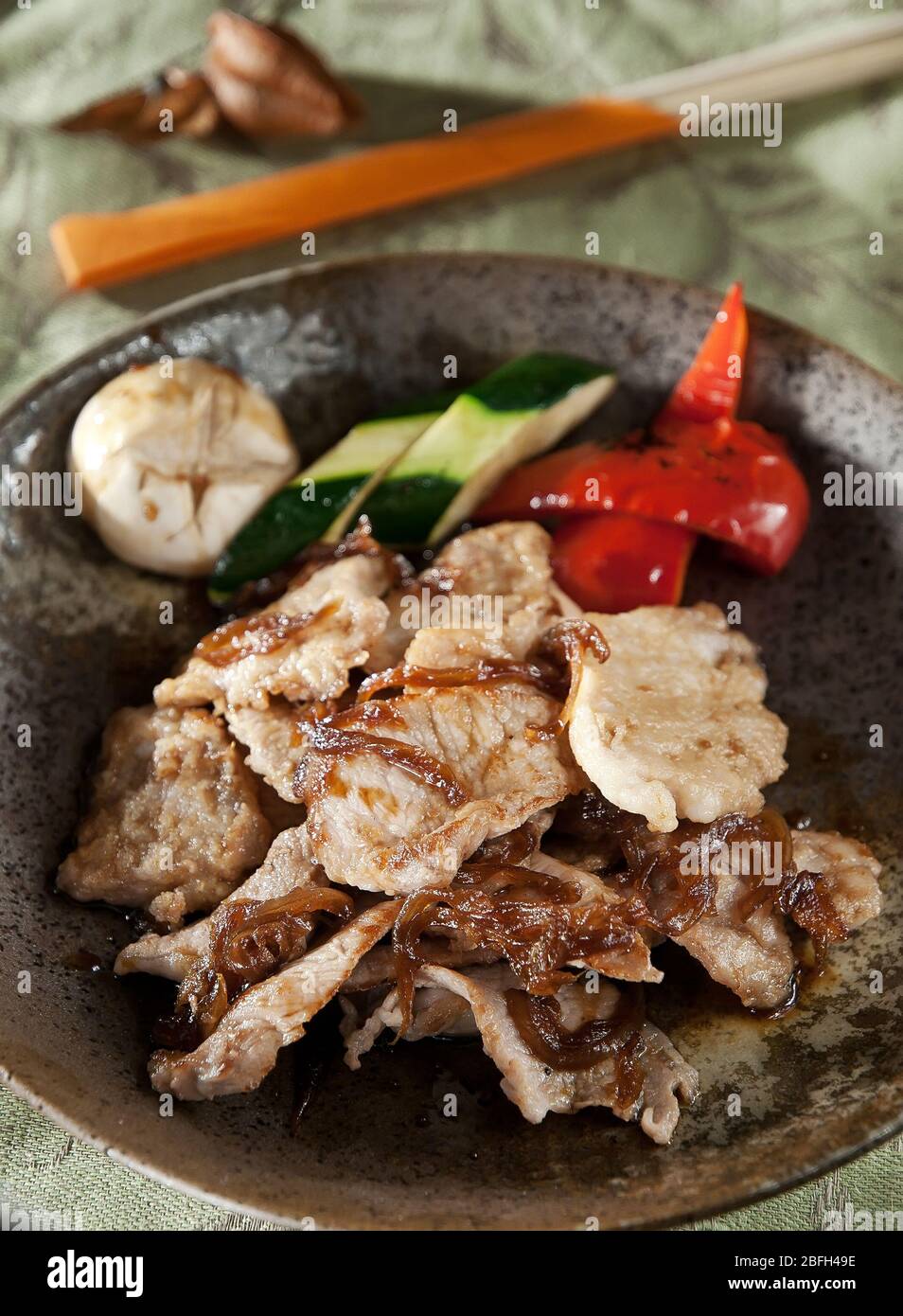 tranches de viande de porc frit dans la sauce à l'ail avec légumes Banque D'Images