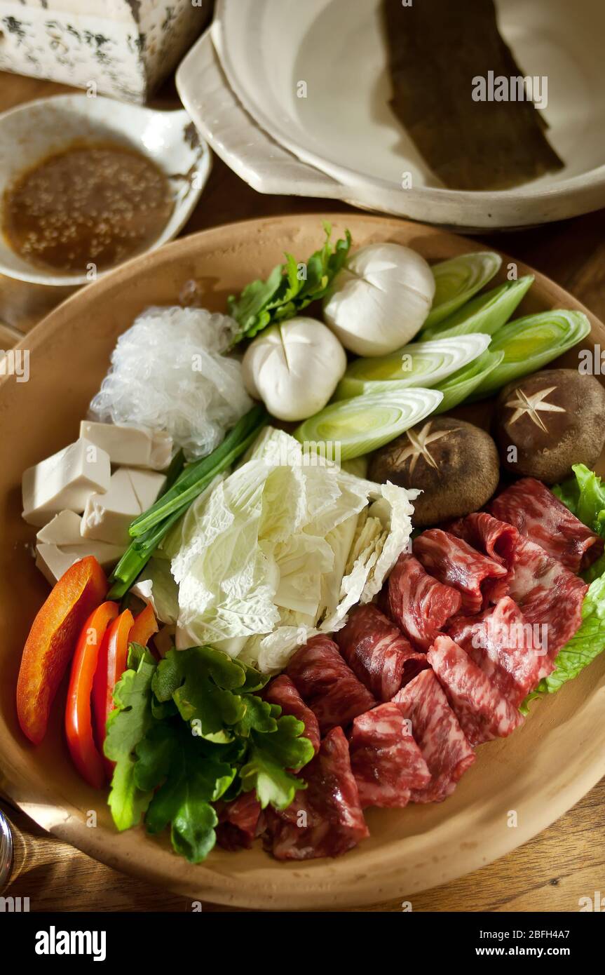 Sukiyaki avec tranches de bœuf marbré fraîches. Cuisine asiatique Banque D'Images