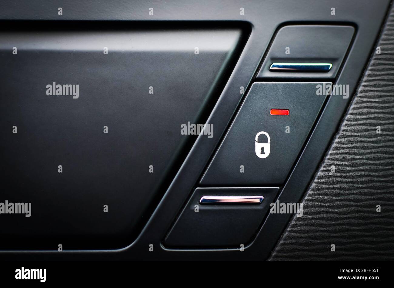 Gros plan à l'intérieur du bouton de verrouillage de la porte de voiture Banque D'Images