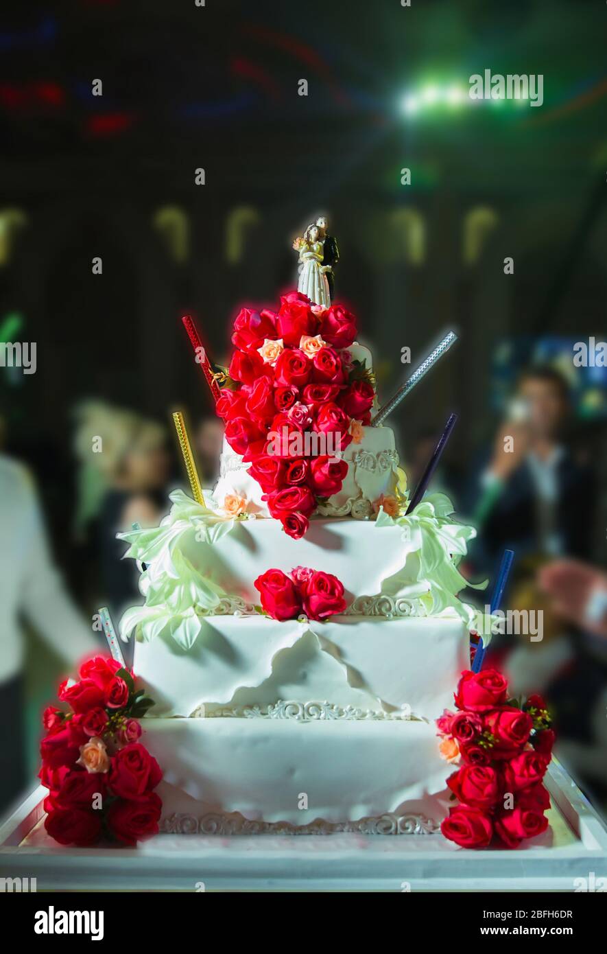 Gateaux Colores Pour L Occasion Gros Plan Magnifique Gateau De Mariage Avec Decoration De Fleurs De Roses Gateau De Mariage Couvert De Roses A La Table De Reception Photo Stock Alamy Gateaux Colores Pour L Occasion Gros Plan Magnifique Gateau De Mariage Avec Decoration De Fleurs De Roses Gateau De Mariage Couvert De Roses A La Table De Reception Photo Stock Alamy