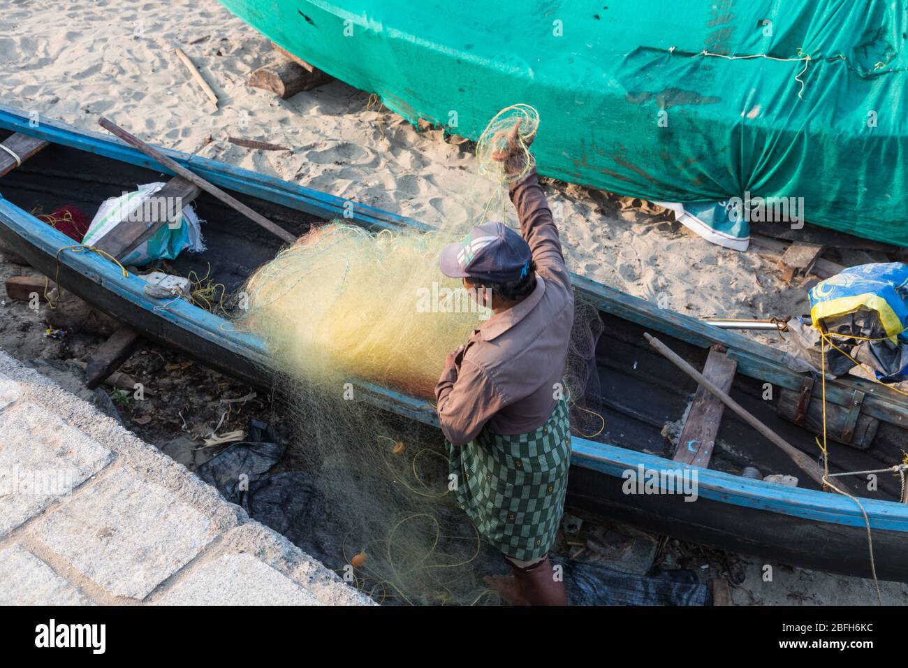 Kochi, Kerala - 30 décembre 2019: Pêcheur qui a fait des filets à fort kochi, Kerala inde Banque D'Images
