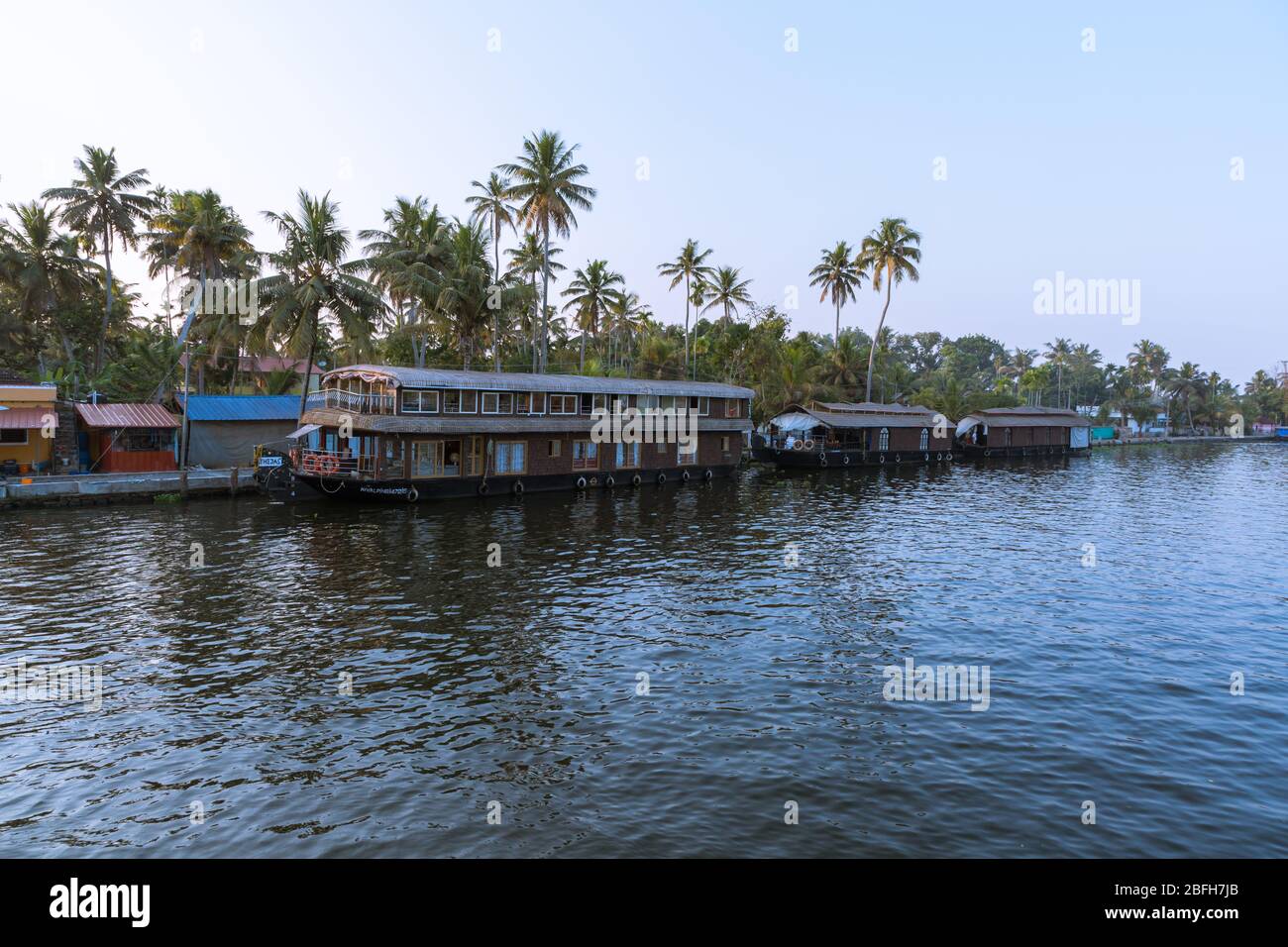 Alleppey, Kerala - 6 janvier 2019: Bateaux de maison garés dans les eaux de dos d'alleppey kerala inde Banque D'Images