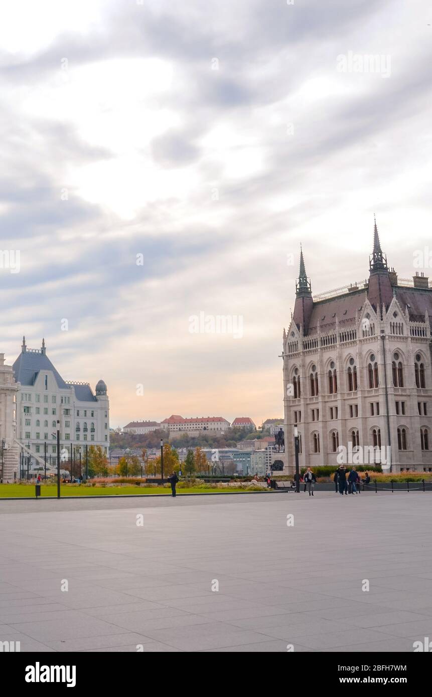 Budapest, Hongrie - 6 novembre 2019 : vide place Kossuth avec la construction du Parlement hongrois Orszaghaz. Bâtiments historiques en arrière-plan. Photo verticale. Banque D'Images