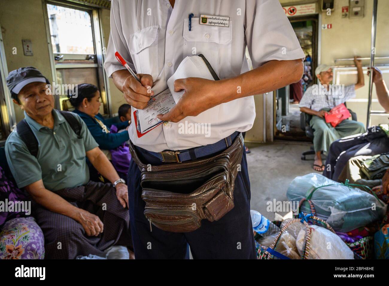 Chef d'orchestre vendant des billets sur Circle Line, Yangon, Myanmar Banque D'Images