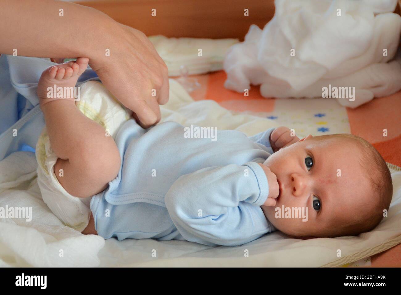Changer la couche du bébé Banque de photographies et d’images à haute résolution Alamy