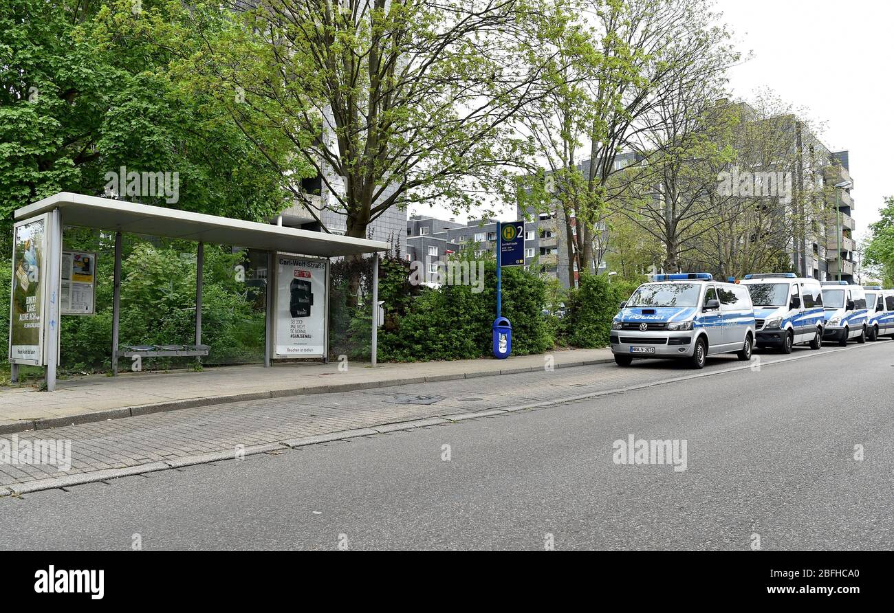 Essen, Allemagne. 19 avril 2020. Les voitures de police sont garées à côté d'un arrêt où un garçon de 14 ans a été poignardé à mort pendant la nuit. L'adolescent a succombé à ses blessures à l'hôpital, à la police et aux procureurs annoncés dimanche. Les autorités ont procédé à une arrestation préliminaire d'un crédit suspect de 17 ans : Caroline Seidel/dpa/Alay Live News Banque D'Images