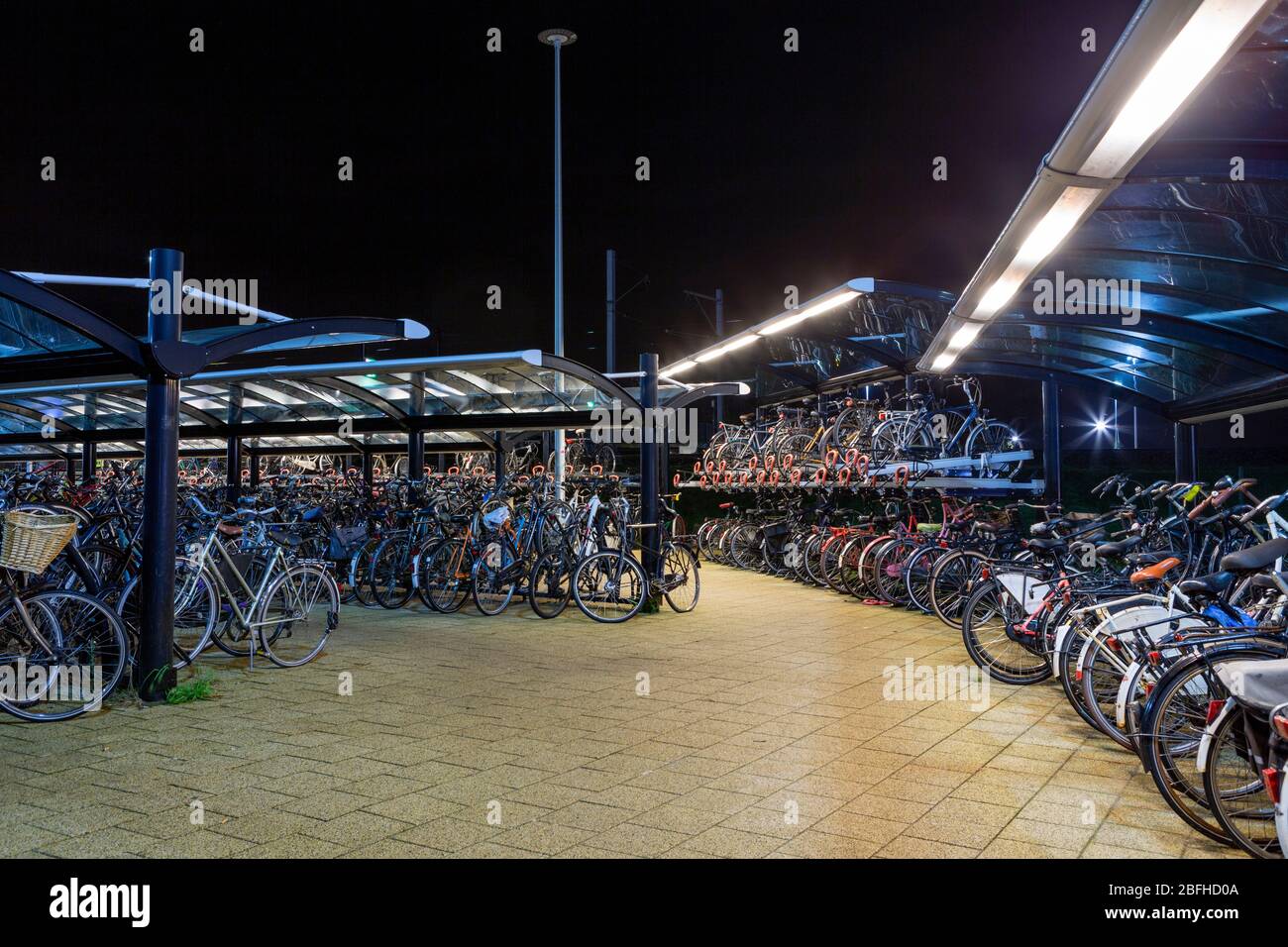Hangar complet de vélo à la gare de Sassenheim aux Pays-Bas. Banque D'Images