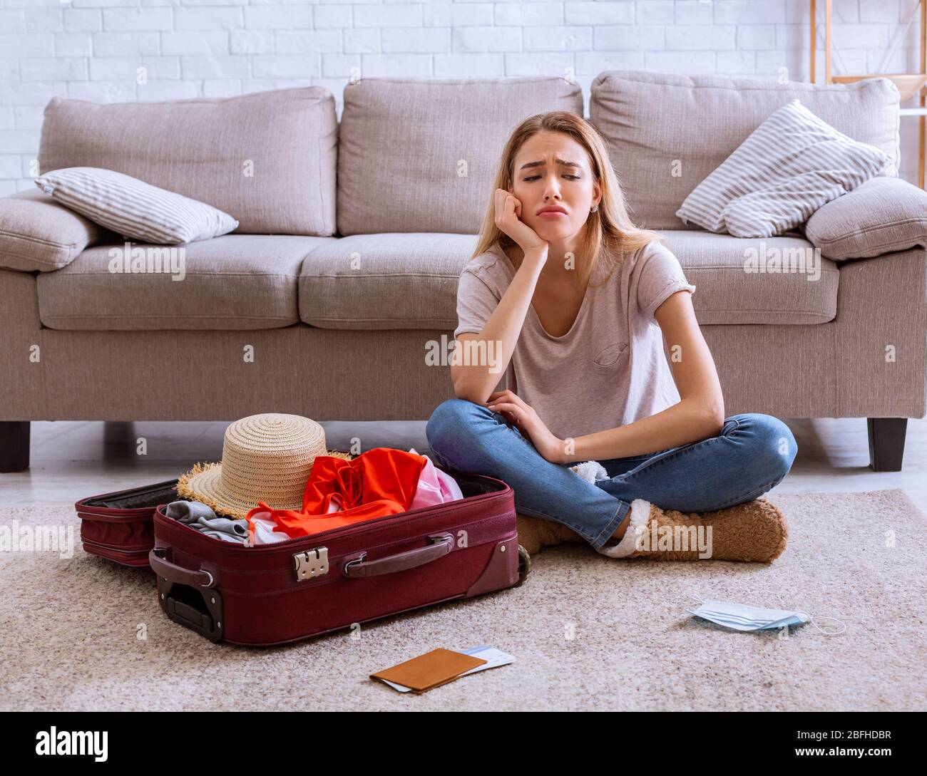 Été sans vacances. Jeune femme à la maison en quarantaine Banque D'Images