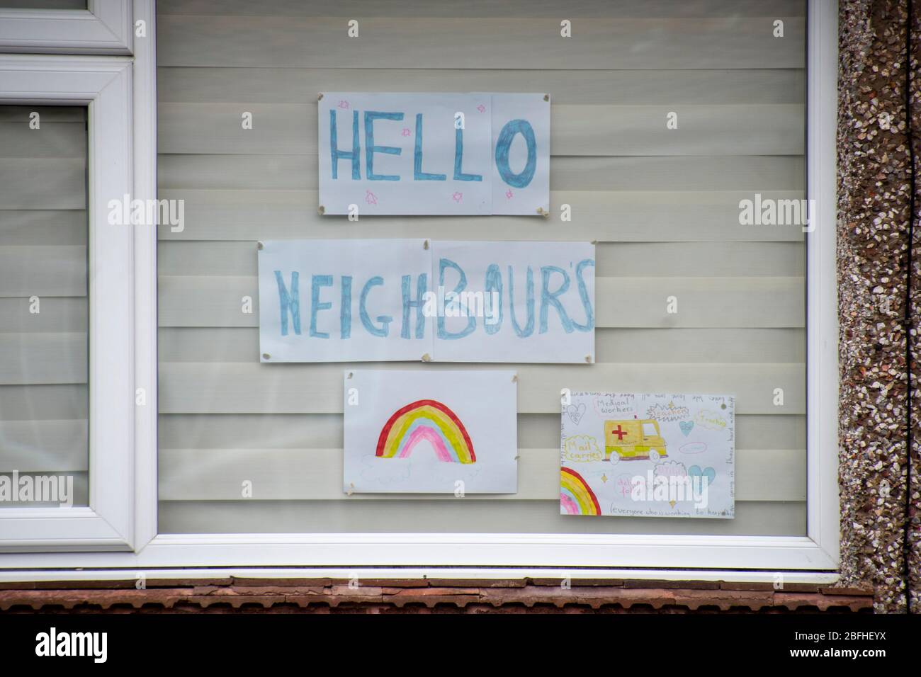 Sheffield UK – 09 avril 2020: Bonjour les voisins! Soutien communautaire et un jeu avec des arcs-en-ciel dans des fenêtres pendant la pandémie de coronavirus Covid-19 à FIS Banque D'Images