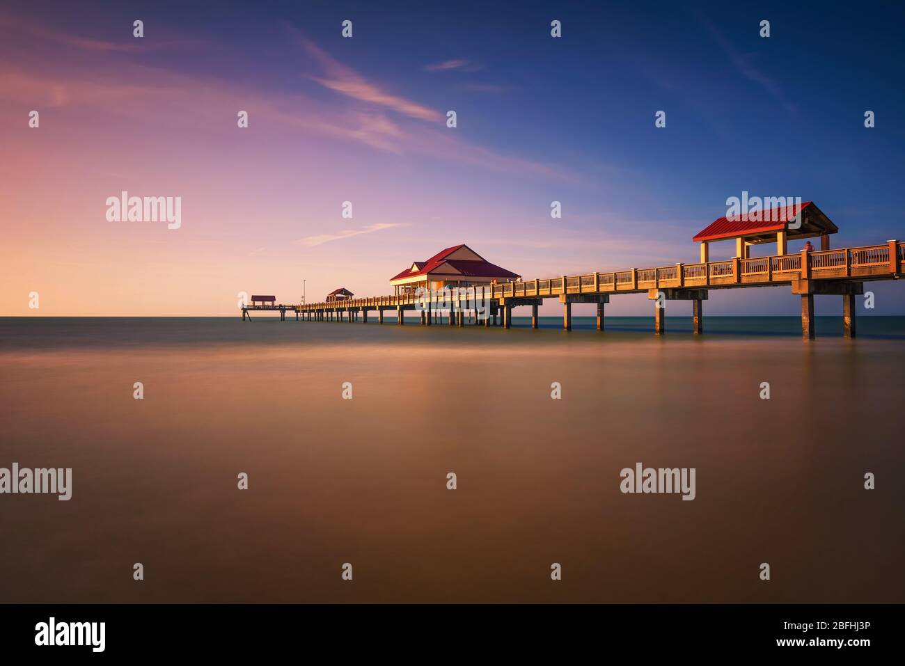 Pier 60 au coucher du soleil sur une plage Clearwater en Floride Banque D'Images