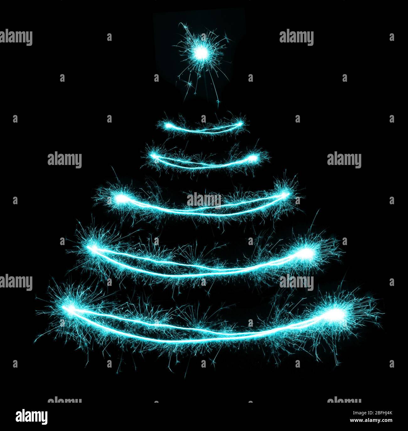 Parciateurs en forme d'arbre de Noël sur fond noir Banque D'Images